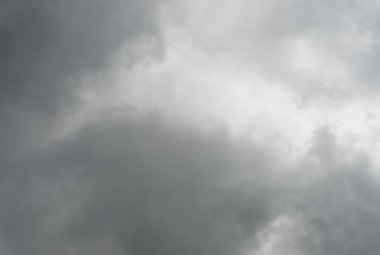 Gökyüzündeki bulutlar siyah ve beyaz bulutlar gökyüzünde siyah ve beyaz. Siyah arkaplanda bulutlar
