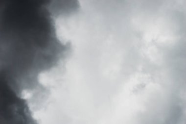 Gökyüzündeki bulutlar siyah ve beyaz bulutlar gökyüzünde siyah ve beyaz. Siyah arkaplanda bulutlar