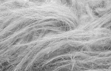 Gökyüzündeki bulutlar siyah ve beyaz bulutlar gökyüzünde siyah ve beyaz. Siyah arkaplanda bulutlar