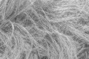 Gökyüzündeki bulutlar siyah ve beyaz bulutlar gökyüzünde siyah ve beyaz. Siyah arkaplanda bulutlar