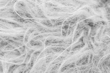 Gökyüzündeki bulutlar siyah ve beyaz bulutlar gökyüzünde siyah ve beyaz. Siyah arkaplanda bulutlar