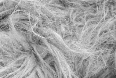 Gökyüzündeki bulutlar siyah ve beyaz bulutlar gökyüzünde siyah ve beyaz. Siyah arkaplanda bulutlar