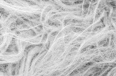 Gökyüzündeki bulutlar siyah ve beyaz bulutlar gökyüzünde siyah ve beyaz. Siyah arkaplanda bulutlar