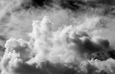 Gökyüzündeki bulutlar siyah ve beyaz bulutlar gökyüzünde siyah ve beyaz. Siyah arkaplanda bulutlar