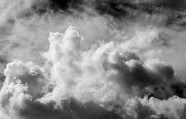 Gökyüzündeki bulutlar siyah ve beyaz bulutlar gökyüzünde siyah ve beyaz. Siyah arkaplanda bulutlar