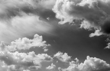 Gökyüzündeki bulutlar siyah ve beyaz bulutlar gökyüzünde siyah ve beyaz. Siyah arkaplanda bulutlar