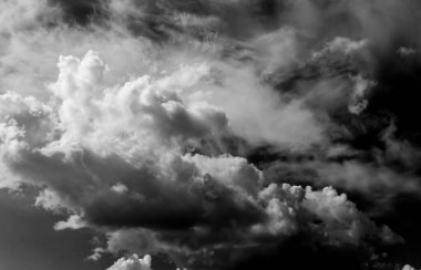 Gökyüzündeki bulutlar siyah ve beyaz bulutlar gökyüzünde siyah ve beyaz. Siyah arkaplanda bulutlar