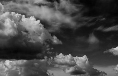 Gökyüzündeki bulutlar siyah ve beyaz bulutlar gökyüzünde siyah ve beyaz. Siyah arkaplanda bulutlar