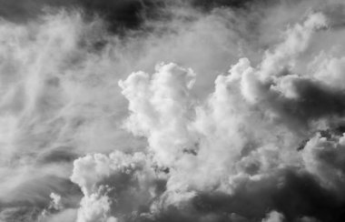 Gökyüzündeki bulutlar siyah ve beyaz bulutlar gökyüzünde siyah ve beyaz. Siyah arkaplanda bulutlar