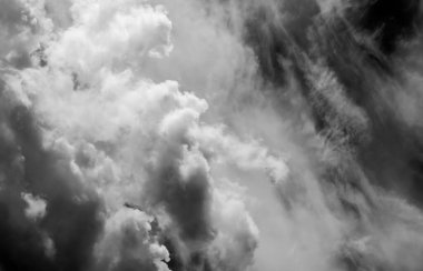 Gökyüzündeki bulutlar siyah ve beyaz bulutlar gökyüzünde siyah ve beyaz. Siyah arkaplanda bulutlar