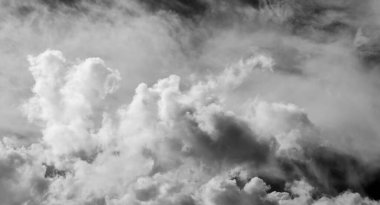 Gökyüzündeki bulutlar siyah ve beyaz bulutlar gökyüzünde siyah ve beyaz. Siyah arkaplanda bulutlar