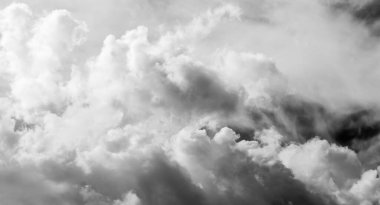 Gökyüzündeki bulutlar siyah ve beyaz bulutlar gökyüzünde siyah ve beyaz. Siyah arkaplanda bulutlar