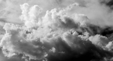 Gökyüzündeki bulutlar siyah ve beyaz bulutlar gökyüzünde siyah ve beyaz. Siyah arkaplanda bulutlar