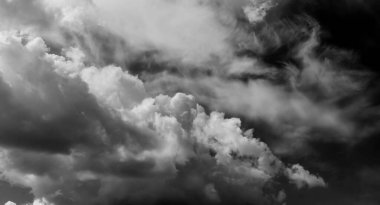Gökyüzündeki bulutlar siyah ve beyaz bulutlar gökyüzünde siyah ve beyaz. Siyah arkaplanda bulutlar