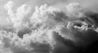 Gökyüzündeki bulutlar siyah ve beyaz bulutlar gökyüzünde siyah ve beyaz. Siyah arkaplanda bulutlar