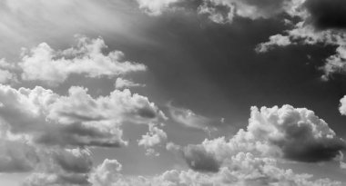 Gökyüzündeki bulutlar siyah ve beyaz bulutlar gökyüzünde siyah ve beyaz. Siyah arkaplanda bulutlar