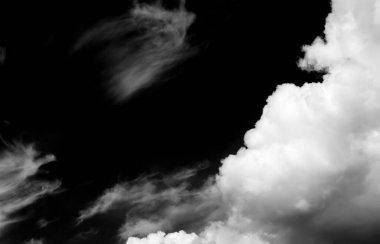 Gökyüzündeki bulutlar siyah ve beyaz bulutlar gökyüzünde siyah ve beyaz. Siyah arkaplanda bulutlar