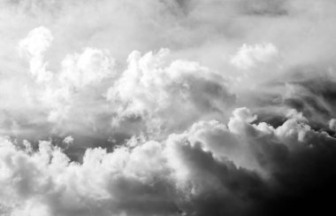 Gökyüzündeki bulutlar siyah ve beyaz bulutlar gökyüzünde siyah ve beyaz. Siyah arkaplanda bulutlar