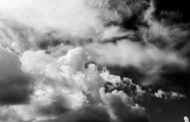 Gökyüzündeki bulutlar siyah ve beyaz bulutlar gökyüzünde siyah ve beyaz. Siyah arkaplanda bulutlar