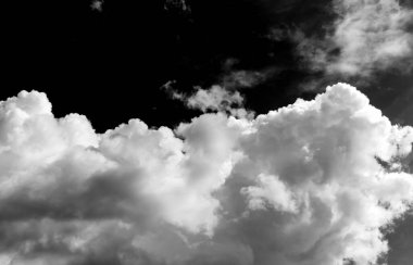 Gökyüzündeki bulutlar siyah ve beyaz bulutlar gökyüzünde siyah ve beyaz. Siyah arkaplanda bulutlar