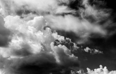 Gökyüzündeki bulutlar siyah ve beyaz bulutlar gökyüzünde siyah ve beyaz. Siyah arkaplanda bulutlar