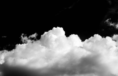 Gökyüzündeki bulutlar siyah ve beyaz bulutlar gökyüzünde siyah ve beyaz. Siyah arkaplanda bulutlar