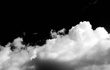 Gökyüzündeki bulutlar siyah ve beyaz bulutlar gökyüzünde siyah ve beyaz. Siyah arkaplanda bulutlar