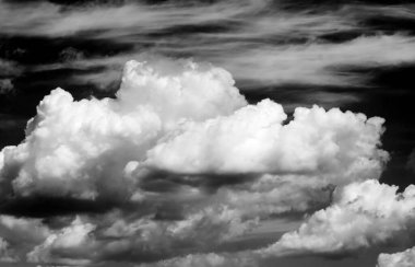 Gökyüzündeki bulutlar siyah ve beyaz bulutlar gökyüzünde siyah ve beyaz. Siyah arkaplanda bulutlar