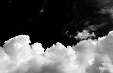 Gökyüzündeki bulutlar siyah ve beyaz bulutlar gökyüzünde siyah ve beyaz. Siyah arkaplanda bulutlar