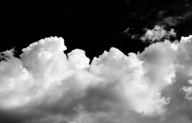 Gökyüzündeki bulutlar siyah ve beyaz bulutlar gökyüzünde siyah ve beyaz. Siyah arkaplanda bulutlar