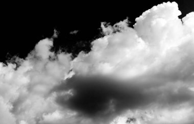 Gökyüzündeki bulutlar siyah ve beyaz bulutlar gökyüzünde siyah ve beyaz. Siyah arkaplanda bulutlar