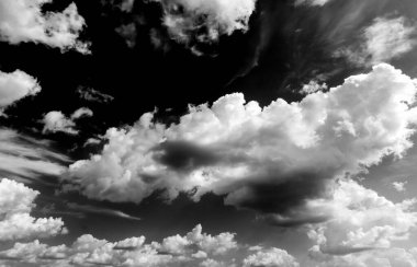 Gökyüzündeki bulutlar siyah ve beyaz bulutlar gökyüzünde siyah ve beyaz. Siyah arkaplanda bulutlar