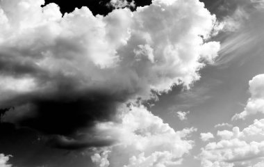 Gökyüzündeki bulutlar siyah ve beyaz bulutlar gökyüzünde siyah ve beyaz. Siyah arkaplanda bulutlar