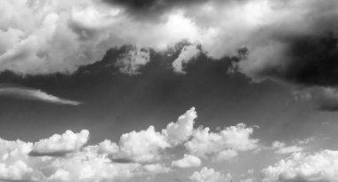 Gökyüzündeki bulutlar siyah ve beyaz bulutlar gökyüzünde siyah ve beyaz. Siyah arkaplanda bulutlar