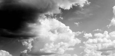 Gökyüzündeki bulutlar siyah ve beyaz bulutlar gökyüzünde siyah ve beyaz. Siyah arkaplanda bulutlar