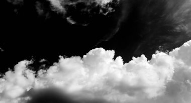 Gökyüzündeki bulutlar siyah ve beyaz bulutlar gökyüzünde siyah ve beyaz. Siyah arkaplanda bulutlar