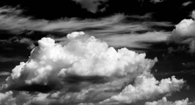 Gökyüzündeki bulutlar siyah ve beyaz bulutlar gökyüzünde siyah ve beyaz. Siyah arkaplanda bulutlar