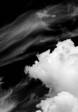 Gökyüzündeki bulutlar siyah ve beyaz bulutlar gökyüzünde siyah ve beyaz. Siyah arkaplanda bulutlar