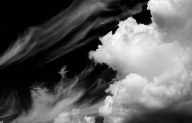 Gökyüzündeki bulutlar siyah ve beyaz bulutlar gökyüzünde siyah ve beyaz. Siyah arkaplanda bulutlar