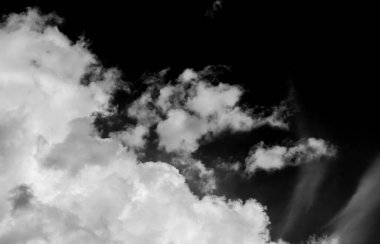 Gökyüzündeki bulutlar siyah ve beyaz bulutlar gökyüzünde siyah ve beyaz. Siyah arkaplanda bulutlar