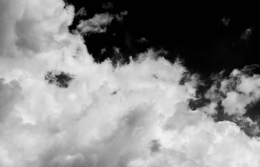 Gökyüzündeki bulutlar siyah ve beyaz bulutlar gökyüzünde siyah ve beyaz. Siyah arkaplanda bulutlar