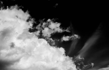 Gökyüzündeki bulutlar siyah ve beyaz bulutlar gökyüzünde siyah ve beyaz. Siyah arkaplanda bulutlar