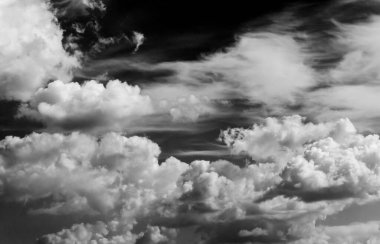 Gökyüzündeki bulutlar siyah ve beyaz bulutlar gökyüzünde siyah ve beyaz. Siyah arkaplanda bulutlar