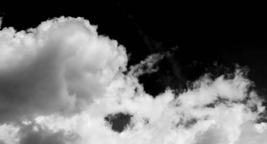 Gökyüzündeki bulutlar siyah ve beyaz bulutlar gökyüzünde siyah ve beyaz. Siyah arkaplanda bulutlar