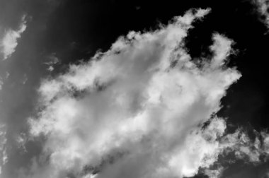 Gökyüzündeki bulutlar siyah ve beyaz bulutlar gökyüzünde siyah ve beyaz. Siyah arkaplanda bulutlar