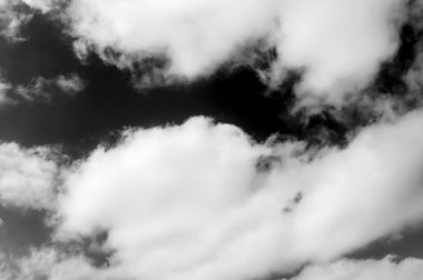 Gökyüzündeki bulutlar siyah ve beyaz bulutlar gökyüzünde siyah ve beyaz. Siyah arkaplanda bulutlar