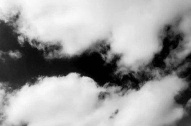 Gökyüzündeki bulutlar siyah ve beyaz bulutlar gökyüzünde siyah ve beyaz. Siyah arkaplanda bulutlar