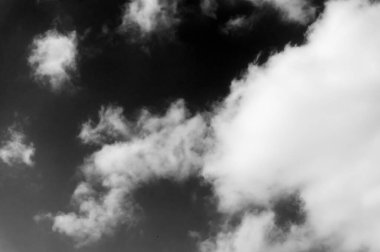 Gökyüzündeki bulutlar siyah ve beyaz bulutlar gökyüzünde siyah ve beyaz. Siyah arkaplanda bulutlar