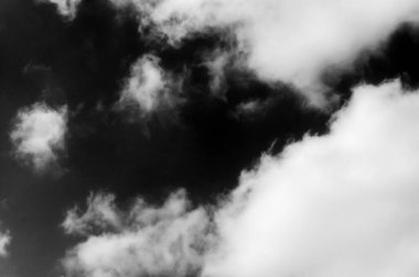 Gökyüzündeki bulutlar siyah ve beyaz bulutlar gökyüzünde siyah ve beyaz. Siyah arkaplanda bulutlar