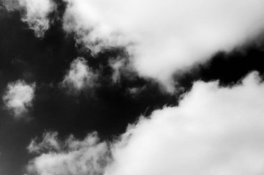 Gökyüzündeki bulutlar siyah ve beyaz bulutlar gökyüzünde siyah ve beyaz. Siyah arkaplanda bulutlar